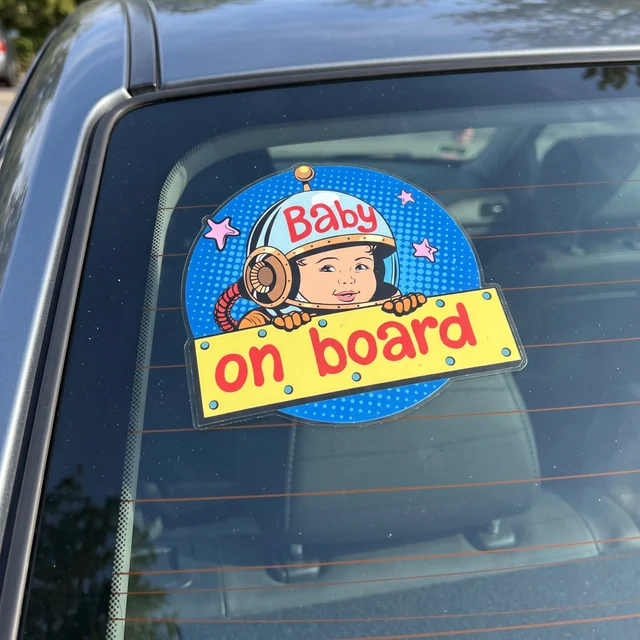 Ενδεικτική απεικόνιση αυτοκόλλητου Baby on Board σε πίσω τζάμι αυτοκινήτου